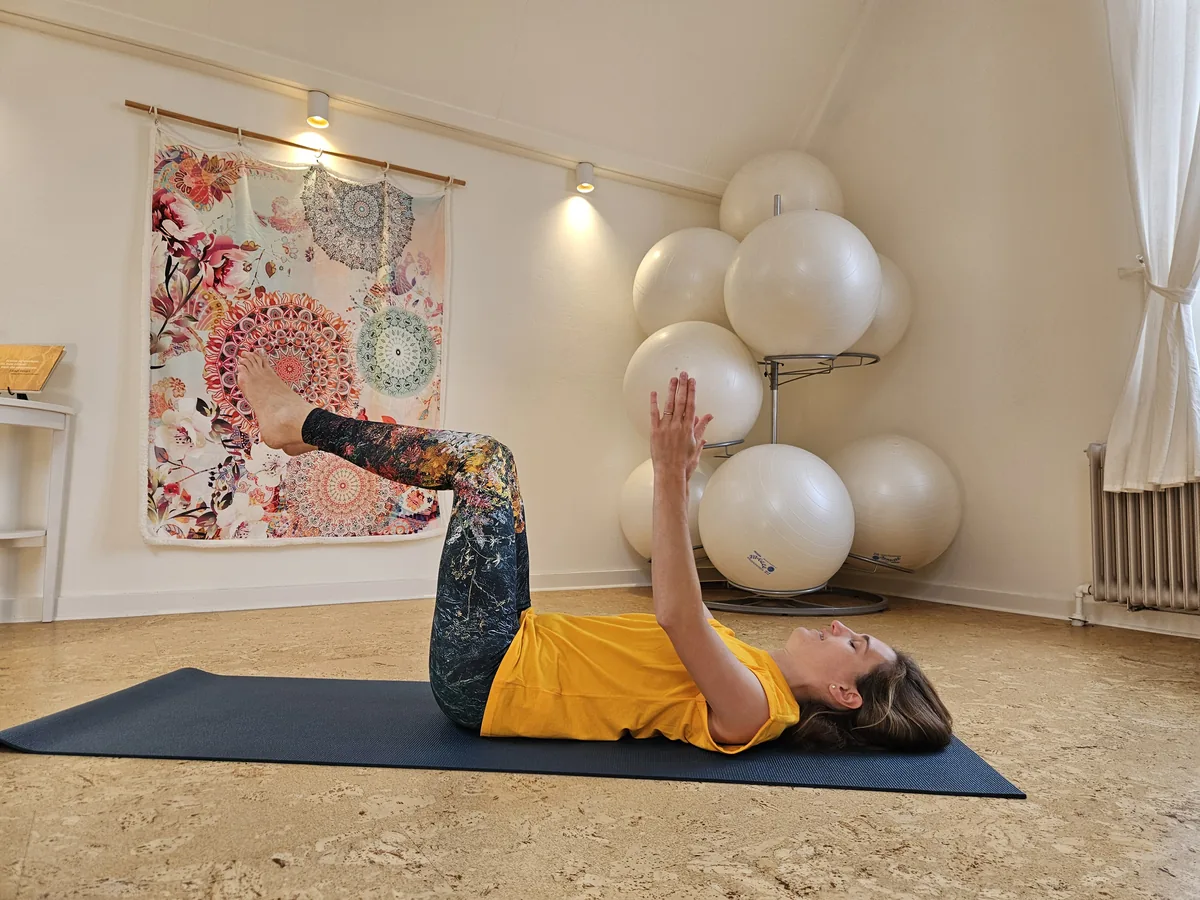 Pilates oefening liggend op de mat