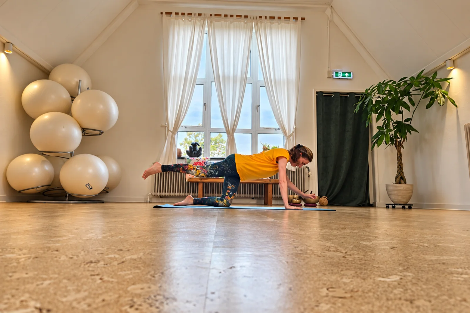 Jorinde in een actief Pilate houding op ontspannen wijze